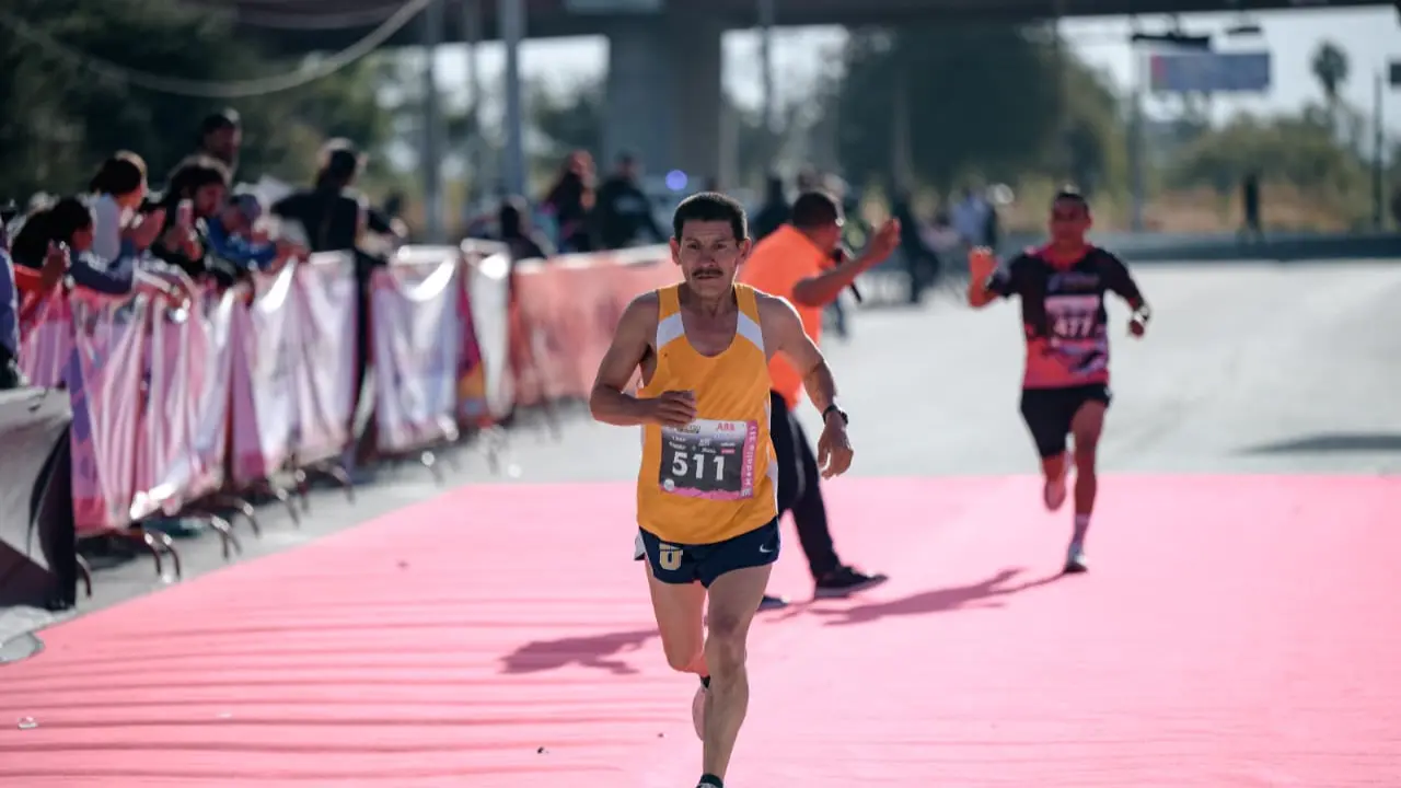 Díaz González subrayó que esta edición reafirma la visión de convertir a la ciudad en un referente del atletismo en México./Foto: Gobierno Municipal de Coahuila