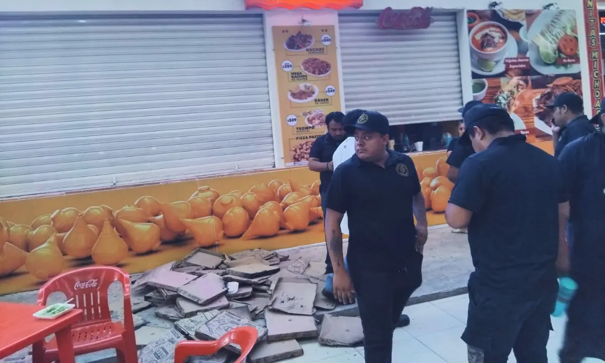 Policías, bomberos y Protección Civil llegaron hasta el local donde se registró el fuego Foto: Protección Civil Yucatán