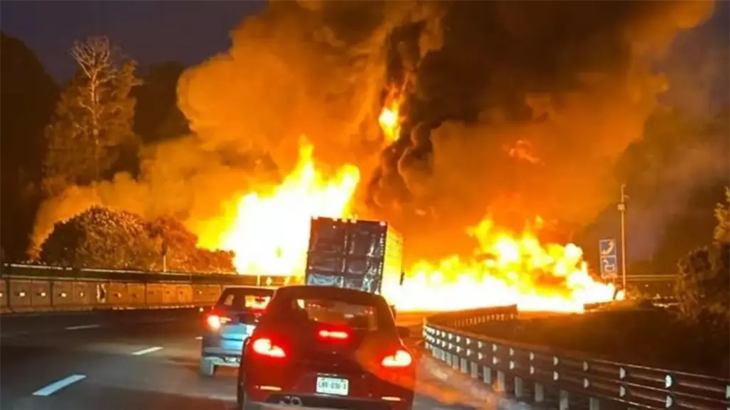 Volcadura de pipa causa un incendio y el cierre de la autopista México-Puebla