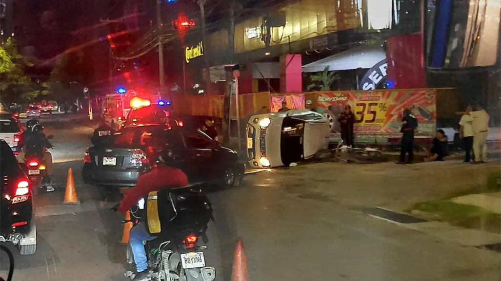 Conductor se vuela el alto y provoca volcadura en la avenida Itzáes en Mérida; accidente deja 3 lesionados