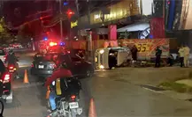 Conductor se vuela el alto y provoca volcadura en la avenida Itzáes en Mérida; accidente deja 3 lesionados