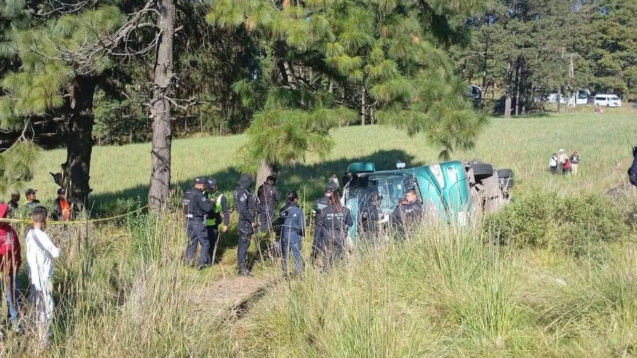 Vuelca autobús de pasajeros en Santiago Tianguistenco-Chalma. Foto: Toluquita la perrona