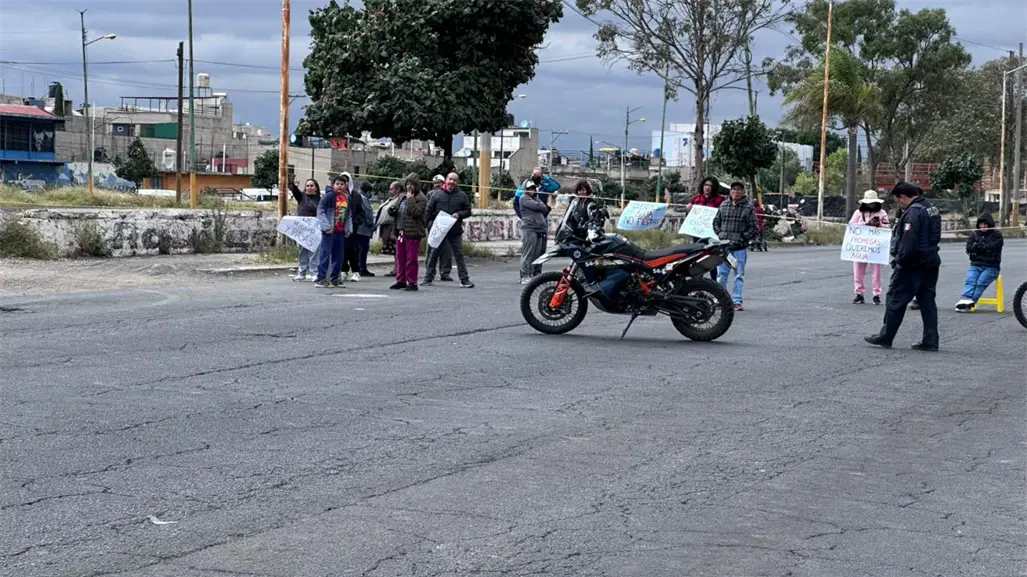 Vecinos bloquean Bordo de Xochiaca en Neza; exigen agua potable tras dos meses sin suministro
