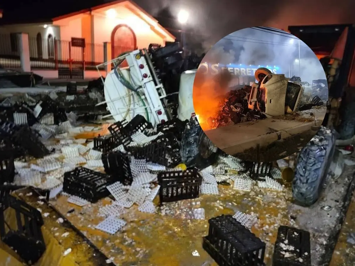 La madrugada de este lunes se registró un brutal accidente en Ciudad del Carmen, Campeche, que dejó un saldo de 3 personas sin vida y varios daños materiales.- Fuente El Turix Informativo