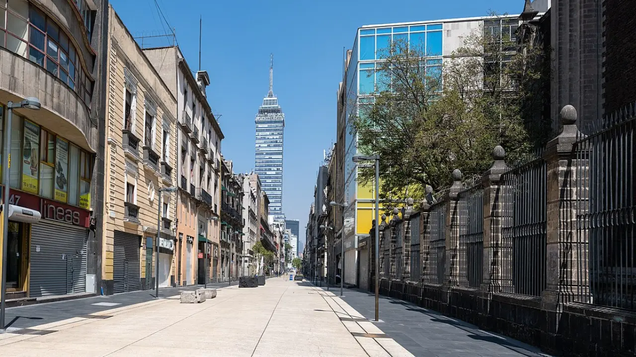 Calle Madero en el Centro Histórico de CDMX. Foto: Wikymedia.com | Canva