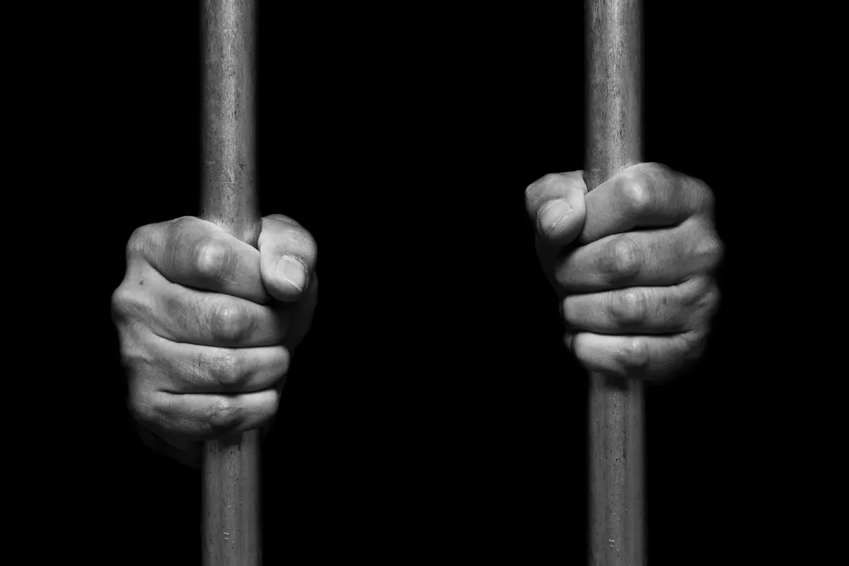 Alejandro N pasará más de 20 años en prisión por el delito de violación. Foto Ilustrativa: Canva.