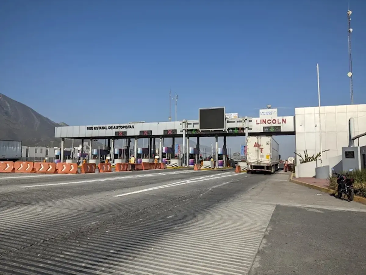 La caseta principal Lincoln es en una pieza clave del sistema vial de Nuevo León. Foto: Google Maps