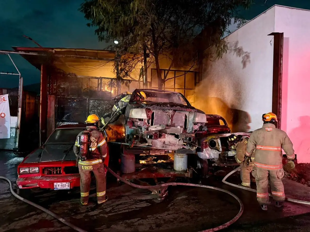 Según el reporte de Protección Civil de Nuevo León, las llamas comenzaron al interior de un establecimiento dedicado a la compra y venta de metales y fierro. Foto: Protección Civil de Nuevo León.