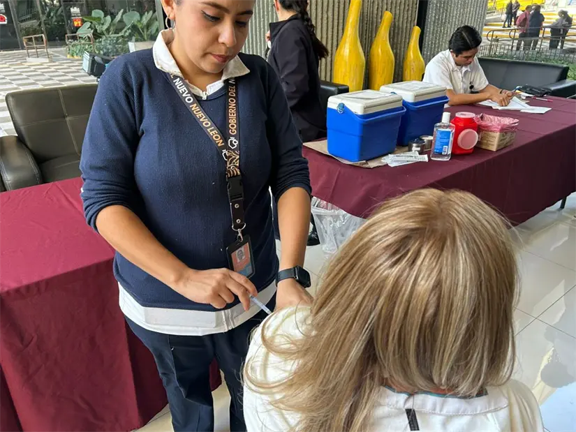 Con el inicio de la campaña de vacunación invernal, Nuevo León se prepara para proteger a su población de enfermedades estacionales. Foto: Diego Ovalle