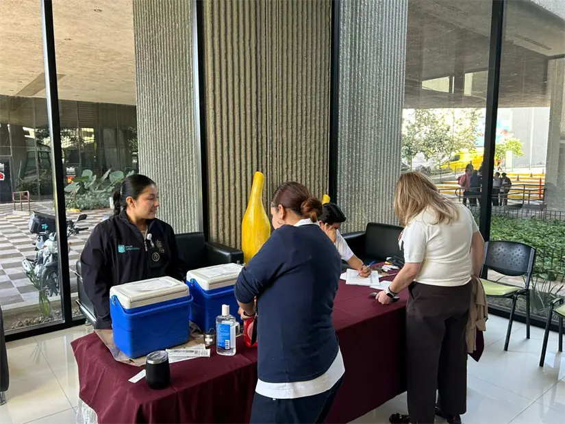 Nuevo León lanza una campaña de vacunación invernal que se realizará este lunes para resguardar la salud pública en la región. Foto: Diego Ovalle