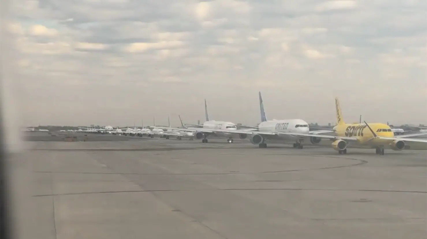 Continúan las cancelaciones de vuelos en Estados Unidos por falta de controladores aéreos. Foto: X (@capi_abril)