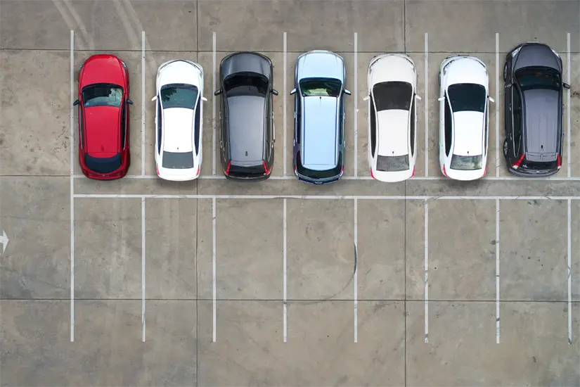 La advertencia de “No nos hacemos responsables” carece de validez legal en los estacionamientos públicos al momento de un daño. Foto: Canva