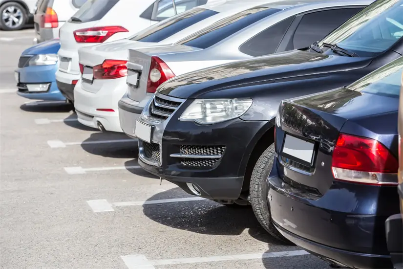 Los letreros que eximen responsabilidades en los estacionamientos no son suficientes para evitar la obligación legal de responder por daños. Foto: Canva