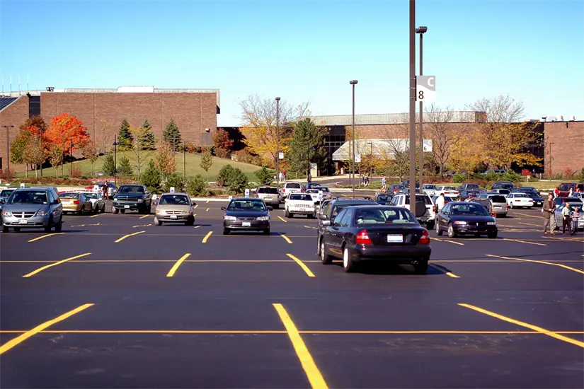 El aviso que libera de responsabilidad a estacionamientos públicos no impide que estos deban responder por cualquier daño. Foto: Canva