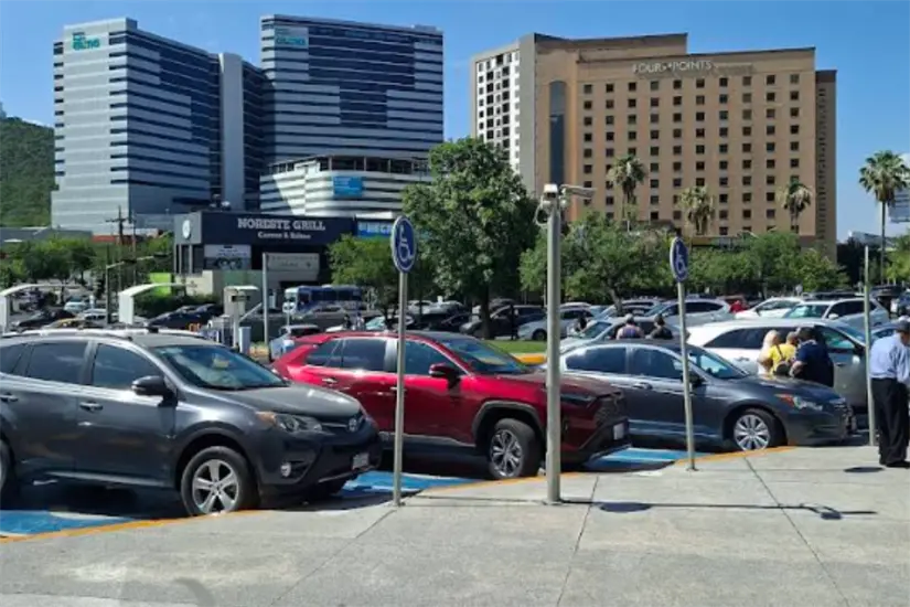 Los estacionamientos públicos deben asumir su responsabilidad legal a pesar de los letreros que intentan eludirla. Foto: Google