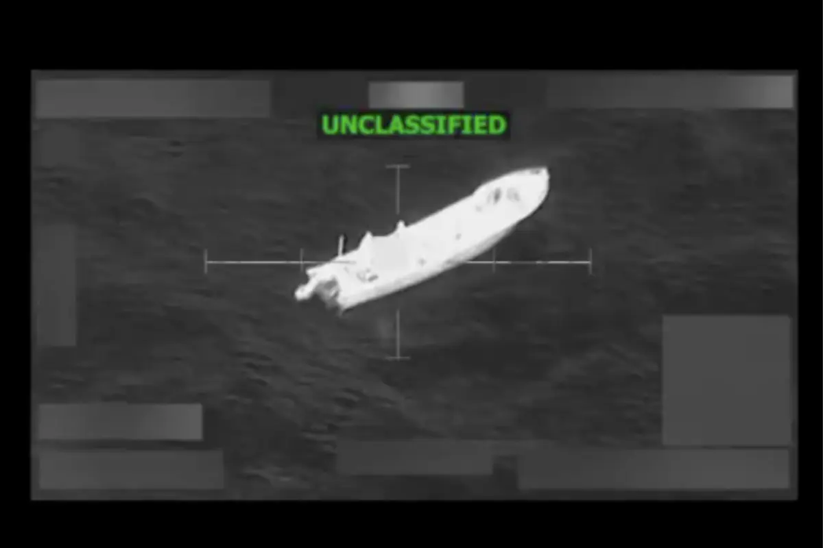 Lancha atacada. Captura de pantalla: X (@SecWar)