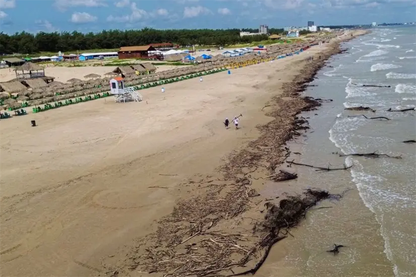 Elementos de Protección Civil y personal salvavidas se mantienen desplegados para evitar el ingreso de personas y garantizar la seguridad de los visitantes. Foto: Axel Hassel