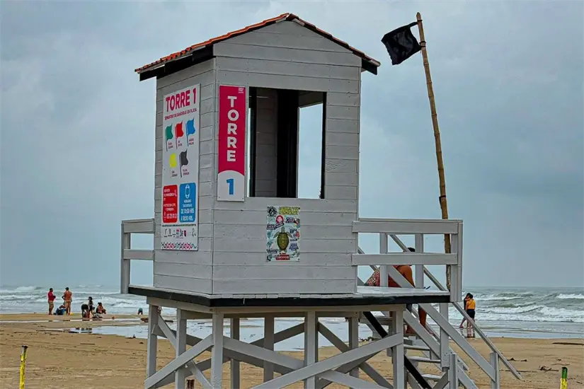 Bandera negra en playa Miramar ante los efectos del frente frío No. 13. Foto: Axel Hassel