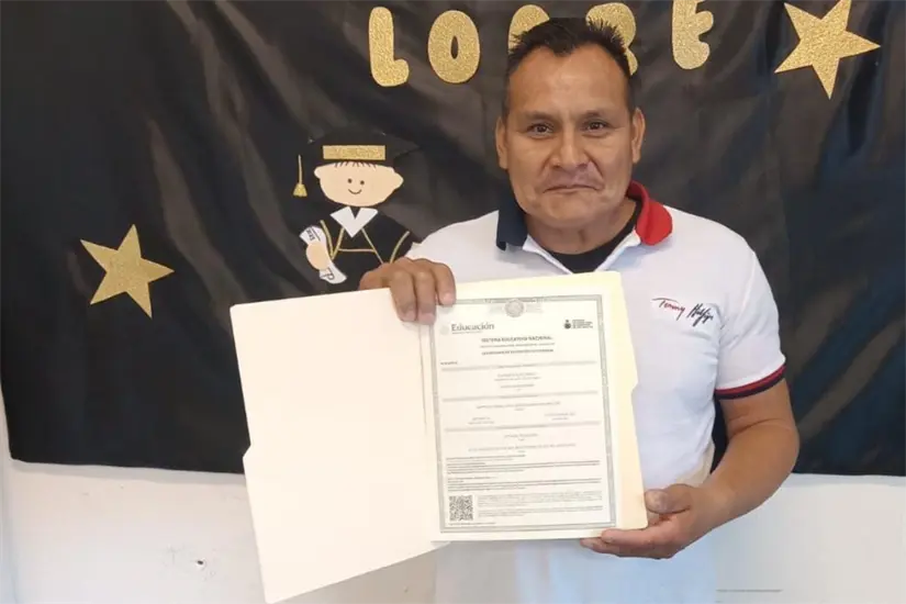 Recibiendo el certificado de prepa abierta | Foto: ITEA