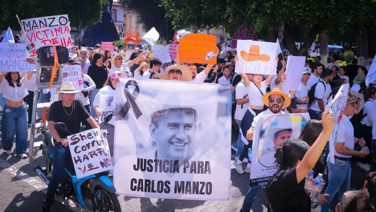 Marcha por Carlos Manzo. Foto: X @ValeGarciaMX