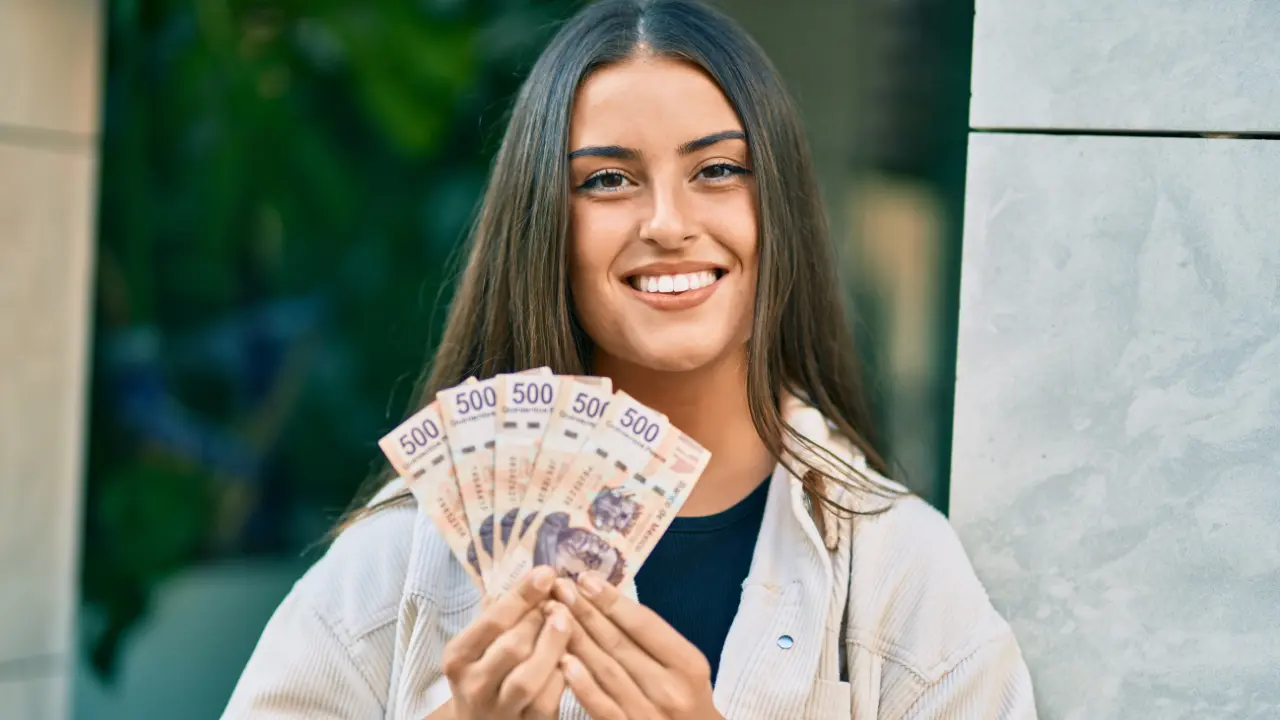 Mujer con apoyo económico. Foto: Canva