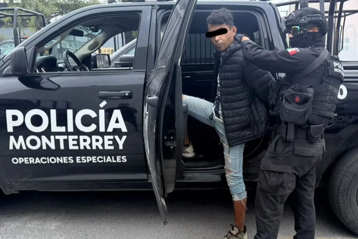Elementos de la Policía de Monterrey detuvieron a un hombre. Foto: Policía de Monterrey