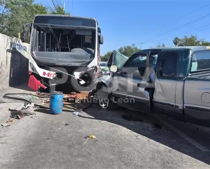 Muere conductor tras chocar contra camión urbano en San Nicolás