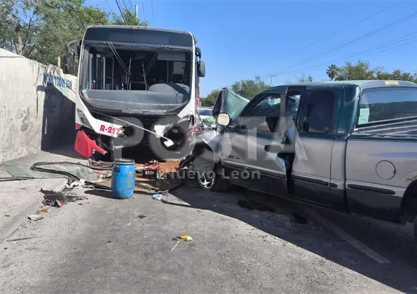 Muere conductor tras chocar contra camión urbano en San Nicolás