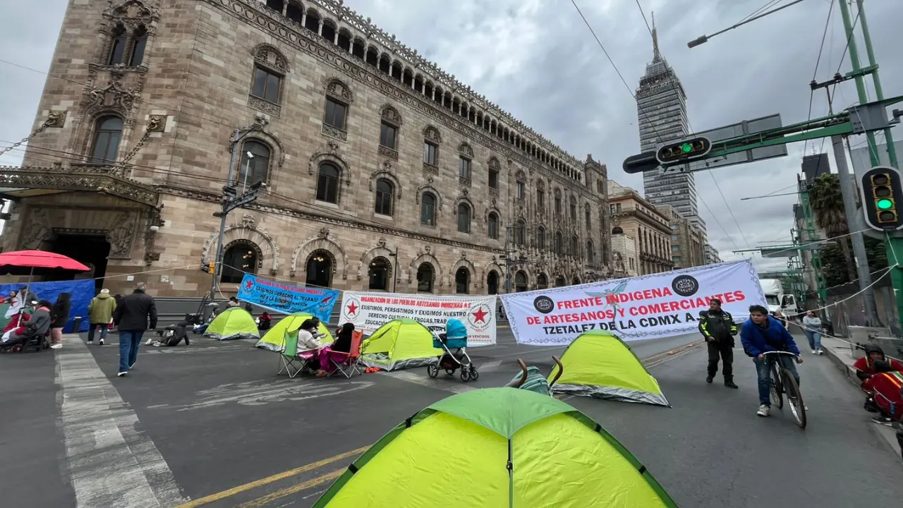 Personas en bloqueo de la CDMX. Foto: Luis Antonio Alfaro