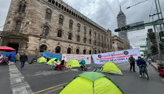 Artesanos indígenas instalan plantón en Eje Central; exigen espacios de venta en CDMX