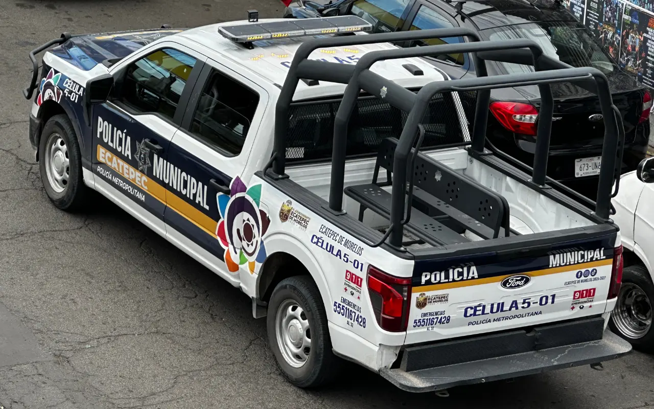 Autoridades acordonaron la zona donde fue hallado el vehículo con los dos cuerpos en Ecatepec. Foto: Especial