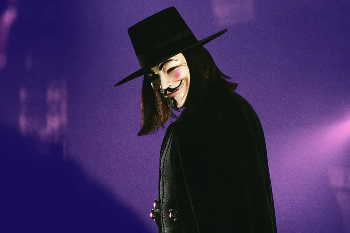 V de Venganza tuvo una adaptación en 2005 protagonizada por Hugo Weaving. FOTO: CANVA/IMDb/Warner Bros