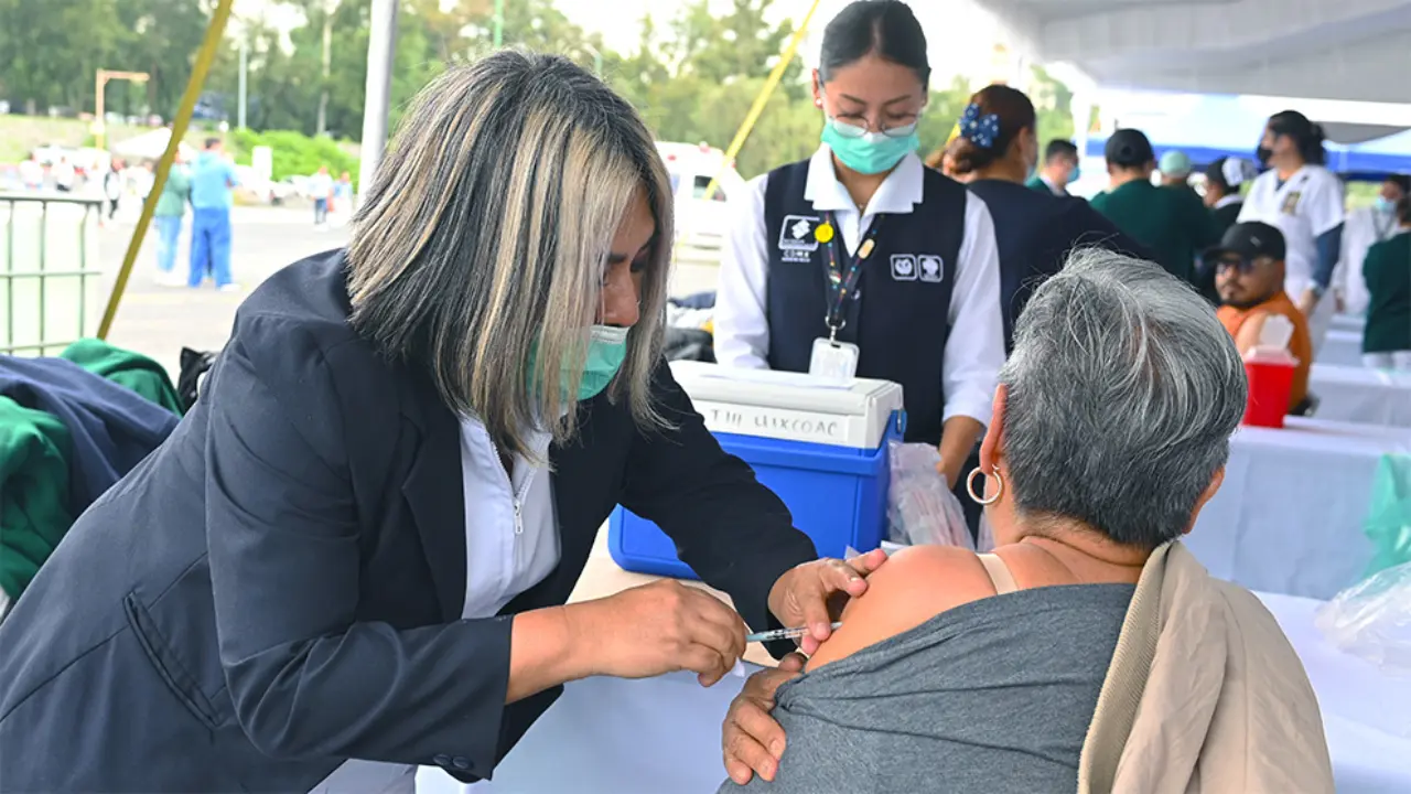 Personal de salud aplicando vacunas. Foto UNAM Diana Maldonado