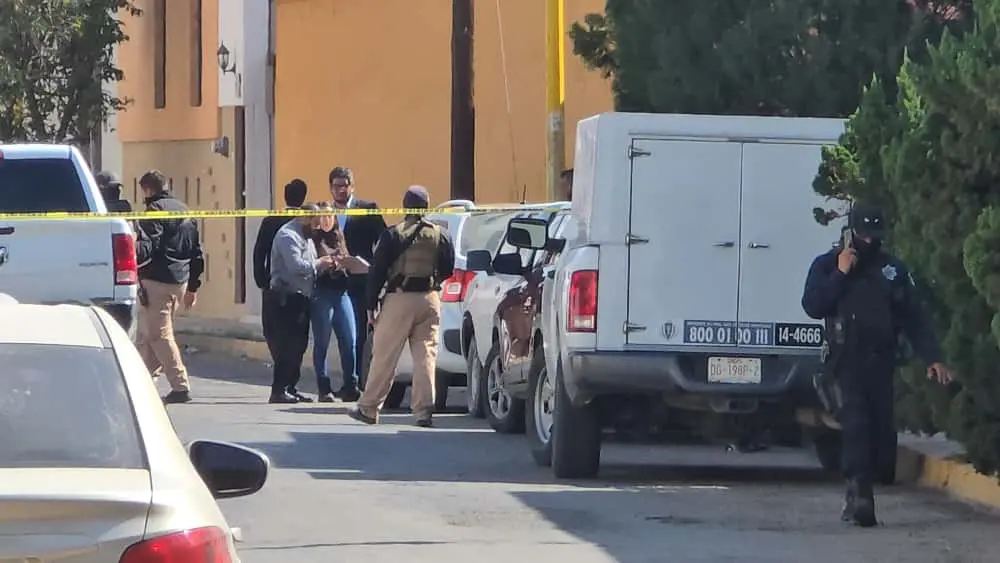 El cuerpo de la víctima quedó tendido en una banqueta del centro de la ciudad. Foto: Luis Lozano