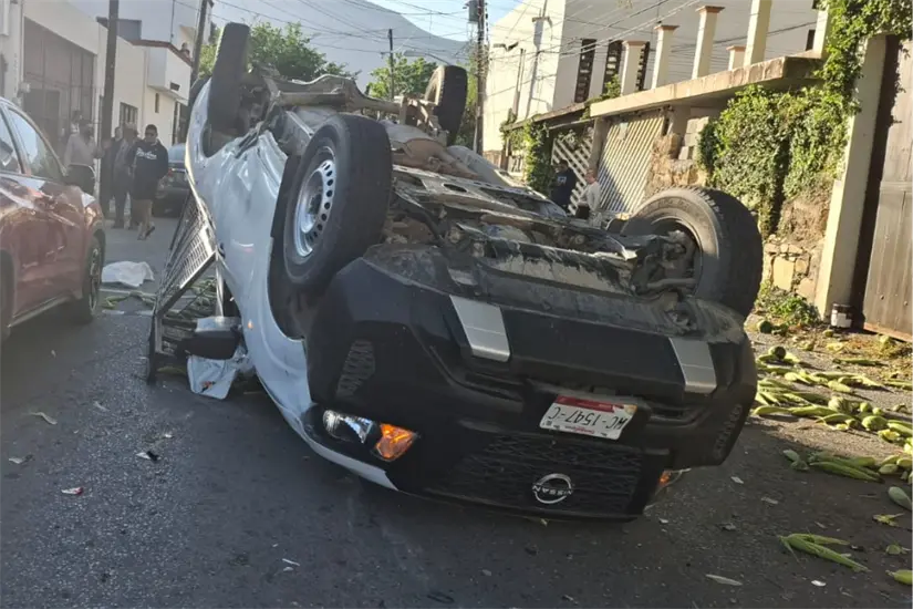imagen recuadro Tras el impacto la camioneta que trasladaba a los heridos terminó volcada. Foto: Carlos García