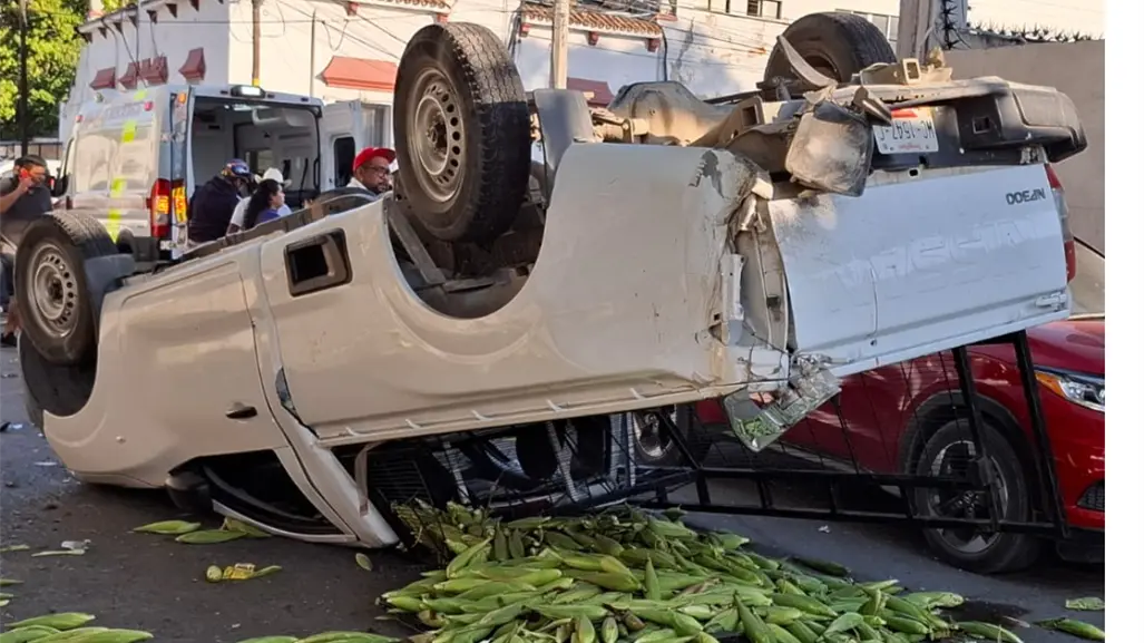 Trasladaba heridos por bala cuando provoca un accidente con volcadura en Ciudad Victoria