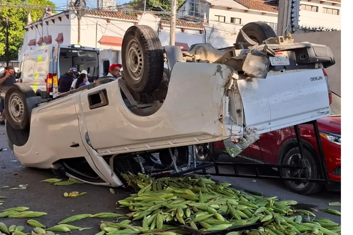 Camioneta que trasladaba a los heridos por bala en Ciudad Victoria. Foto: Carlos García