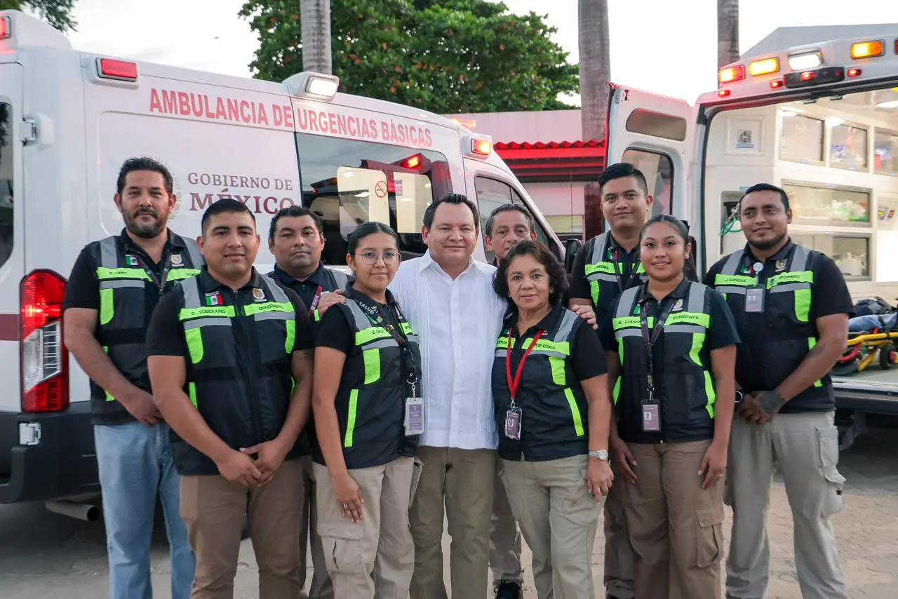El gobernador de Yucatán, Joaquín Díaz Mena, visitó el Centro de Salud de Tekax donde realizó la entrega de nuevas ambulancias totalmente equipadas y así reforzar los servicios en las comunidades más alejadas de la zona.- Fuente Gobierno del Estado