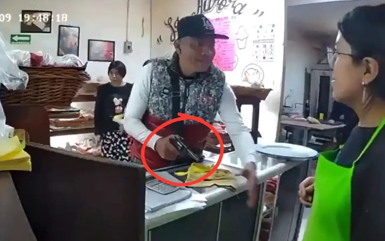 Momento en que un hombre armado asalta una panadería en Valle de Chalco. Foto: X/ @vecinoinformado