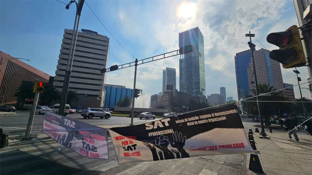 Trabajadores del SAT bloquean Paseo de la Reforma; esto exigen en CDMX