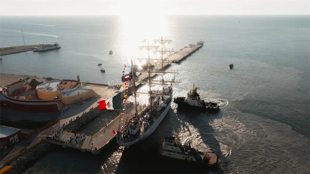 Buque Escuela Cuauhtémoc: reencuentro de familias en el arribo a Progreso