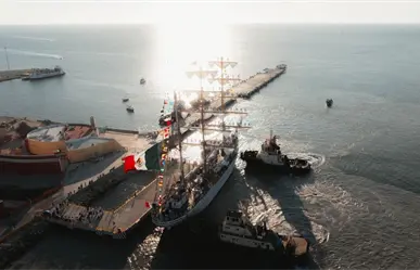 Buque Escuela Cuauhtémoc: reencuentro de familias en el arribo a Progreso