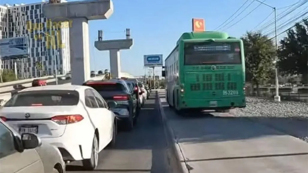 Captan a camión de la Ruta 109 brincando la banqueta en plena avenida Miguel Alemán en Apodaca