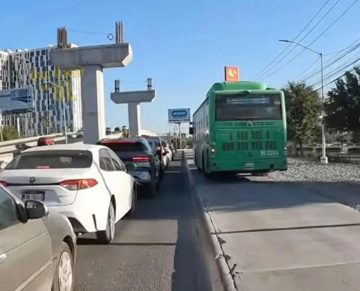 De acuerdo con las imágenes difundidas, el conductor de la ruta 109 Valle de Santa Elena circulaba sobre avenida Miguel Alemán, a la altura de su cruce con avenida Concordia. Foto: Redes Sociales/Ricky Bkr.
