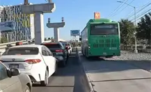 Captan a camión de la Ruta 109 brincando la banqueta en plena avenida Miguel Alemán en Apodaca