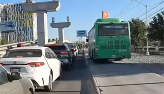 Captan a camión de la Ruta 109 brincando la banqueta en plena avenida Miguel Alemán en Apodaca