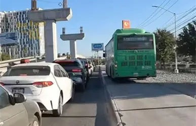 Captan a camión de la Ruta 109 brincando la banqueta en plena avenida Miguel Alemán en Apodaca