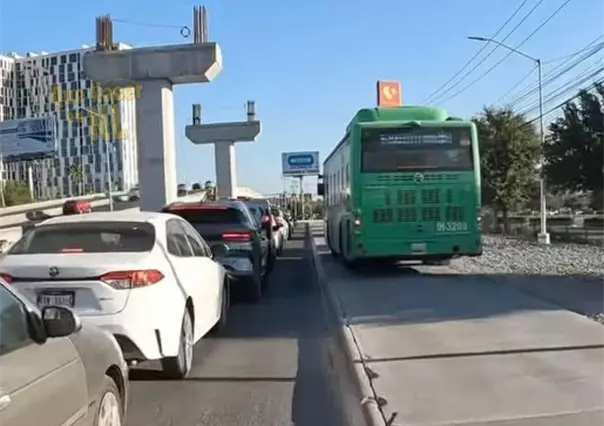 Captan a camión de la Ruta 109 brincando la banqueta en plena avenida Miguel Alemán en Apodaca