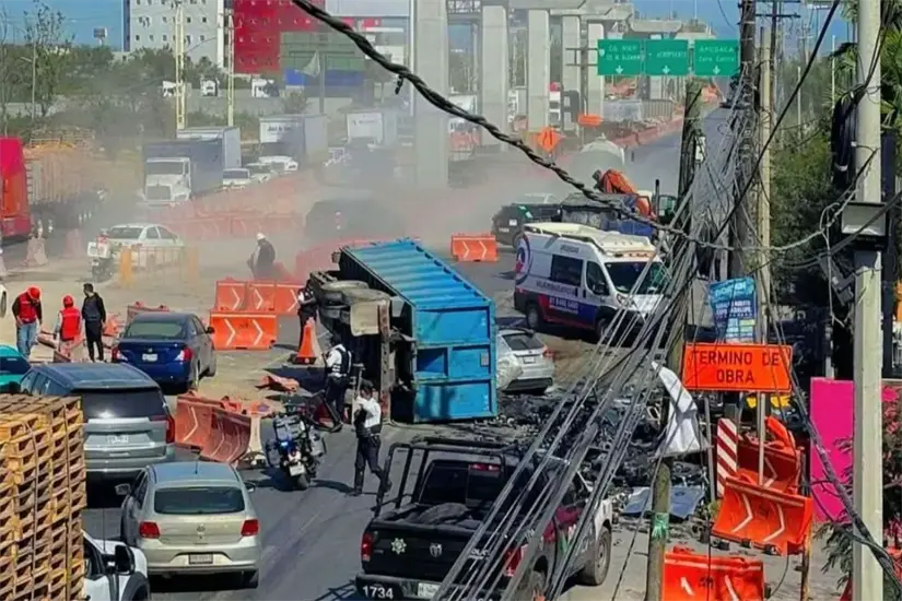 imagen recuadro En Miguel Alemán, un tráiler volcado dejó chatarra esparcida por la carretera, según lo captado por la cámara de seguridad. Foto: César Garza Arredondo