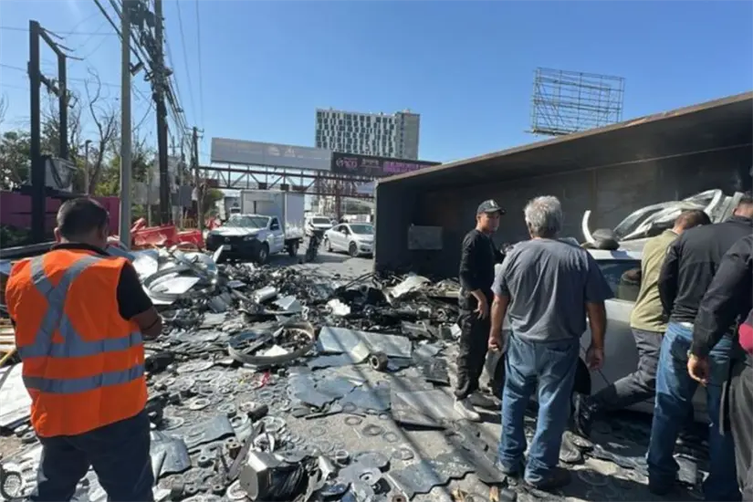 imagen recuadro Un accidente sorprendió a un negocio local cuando un tráiler que transportaba chatarra se volcó en la carretera a Miguel Alemán. Foto: César Garza Arredondo
